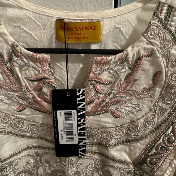 Elegant Floral Patterned Kurta - Picture 3 of 3